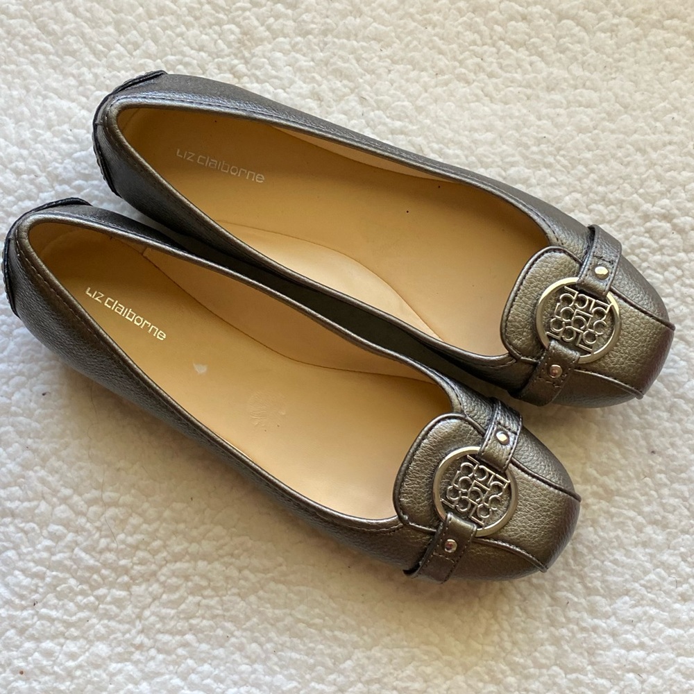 NWOT Silver Leather Flats